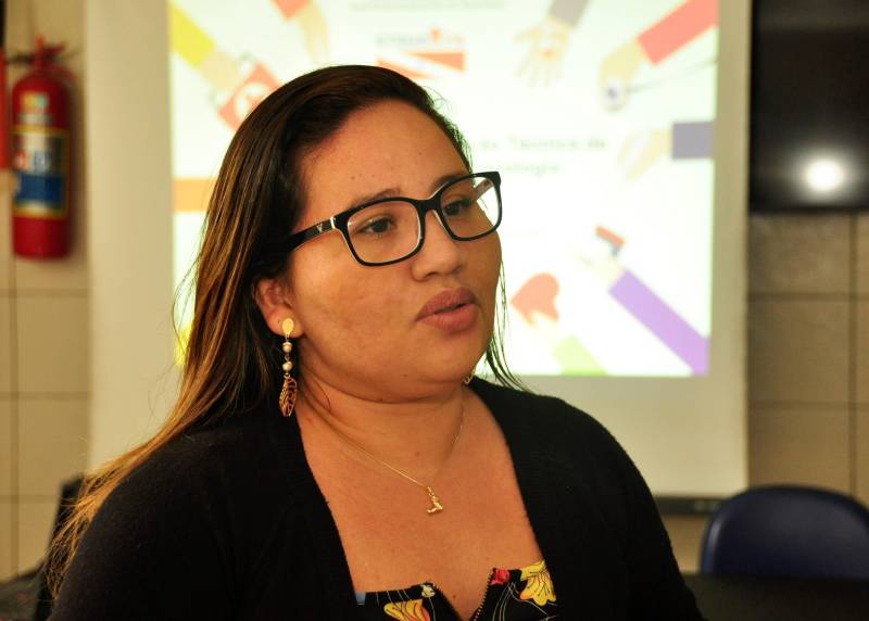 “Eu trabalho numa Unidade de Saúde e estou enquadrada na Atenção Básica, então ouvindo situações de Alta Complexidade o meu conhecimento se expande muito mais para o auxílio com os pacientes”, disse Fernanda Salgado, técnica de enfermagem da Unidade de Saúde da Marambaia
FOTO: JOSÉ PANTOJA / ASCOM SESPA
DATA: 19.03.2018
BELÉM - PARÁ <div class='credito_fotos'>Foto: José Pantoja / Ascom Sespa | <a href='/midias/2018/originais/d69d4ad6-8bee-44cc-b824-4c3b8cb045be.jpg' download><i class='fa-solid fa-download'></i> Download</a></div>