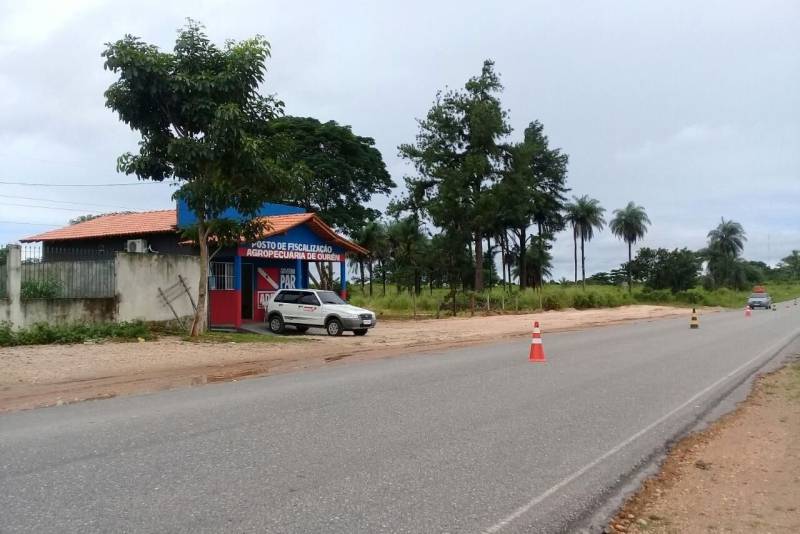 A partir desta segunda-feira, 2, o pólo citrícola do nordeste paraense passa a contar com um importante serviço de defesa sanitária: começam a funcionar os postos de fiscalização da Agência de Defesa Agropecuária do Pará (Adepará), localizados nas entradas dos municípios de Irituia e Ourém (foto). O produtor deve ficar atento para apresentar a documentação necessária ao passar pela fiscalização.
FOTO: ASCOM ADEPARÁ
DATA: 31.03.2018
OURÉM - PARÁ <div class='credito_fotos'>Foto: ASCOM ADEPARÁ | <a href='/midias/2018/originais/d6ad305b-0d67-4a31-b6e4-2825aa2d93f0.jpg' download><i class='fa-solid fa-download'></i> Download</a></div>