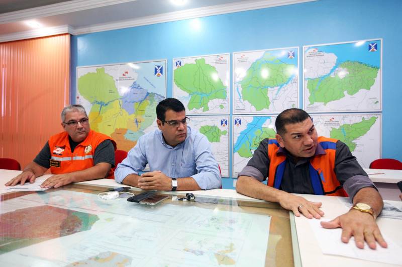 O Governo do Estado, de forma integrada entre Defesa Civil, Corpo de Bombeiros, Secretaria Estadual de Transportes ( Setran) e outros órgãos, reforça as ações de enfrentamento aos acidentes naturais ocasionados pelas chuvas fortes do período.15 municípios, sendo 11 do sudeste paraense, declararam situação de emergência. A partir do dia 6 de fevereiro, quando se intensificaram os registros no Sistema Nacional, e a Defesa Civil Estadual apresentou um relatório para o Governo do Estado, várias secretarias reuniram e o governador Simão Jatene autorizou procedimentos para minimizar os efeitos causados pelos acidentes. Na foto, o coronel Francisco Cantuária, coordenador estadual da Defesa Civil (e); o secretário regional de governo, Jorge Bittencourt (c) e o coronel Augusto Lima, subcomandante geral do Corpo de Bombeiros (d).
FOTO: SIDNEY OLIVEIRA / AG PARÁ
DATA: 11.02.2018
BELÉM - PARÁ <div class='credito_fotos'>Foto: Sidney Oliveira/Ag. Pará | <a href='/midias/2018/originais/d6b2a03c-8fd0-4bae-b1e4-aff1d54d3e8f.jpg' download><i class='fa-solid fa-download'></i> Download</a></div>