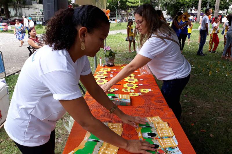 A Praça é um lugar público e de socialização. Pensando no potencial de mobilização do espaço que, a Fundação Pro Paz, por meio do Pro Paz Integrado e Pro Paz nos bairros trouxe nesta manhã (22) espetáculos, música na voz de Nazaré Pereira e ação de conscientização sobre violência e exploração sexual. A programação é alusiva ao último dia 16, que marca o Dia Estadual de enfrentamento à exploração sexual contra crianças e adolescentes. "É importante unir nesta ação os dois programas, o 'Bairros' e o 'Integrado', pois eles trabalham a prevenção a reparação das situações de abuso e exploração sexual contra crianças e adolescentes. Estar na praça possibilita a população conhecer os nossos serviços, assim como alertar as famílias sobre esse tipo de violência", pontuou Naiana Dias coordenadora do Pro Paz Integrado. Os grupos de teatro da UIPP terra firme, grupo de dança do polo UFPA e sacramenta, Orquestra de percussão sustentável do Pro Paz se apresentaram para os presentes.
FOTO: EMANUELE CORRÊA / ASCOM PRO PAZ
DATA: 22.04.2018
BELÉM - PARÁ <div class='credito_fotos'>Foto: EMANUELE CORRÊA / ASCOM PRO PAZ | <a href='/midias/2018/originais/d6bb5874-eb4f-4da6-80c7-04670bcfd2a7.jpg' download><i class='fa-solid fa-download'></i> Download</a></div>