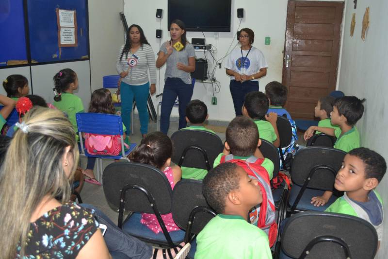 Agentes de educação do Departamento de Trânsito do Estado (Detran), em parceria com os graduandos de pedagogia do Instituto Federal de Educação do Pará (IFPA), levaram, nesta terça-feira (27) e quarta-feira (28), palestras e dinâmicas de educação para o trânsito às escolas da rede particular e pública da capital. A ação faz parte do projeto Educação no Trânsito nas Escolas.
FOTO: ASCOM DETRAN
DATA: 28.02.2018
BEWLÉM - PARÁ <div class='credito_fotos'>Foto: ASCOM DETRAN | <a href='/midias/2018/originais/d6c9e3ae-9825-490d-81e0-fee61dec3691.jpg' download><i class='fa-solid fa-download'></i> Download</a></div>