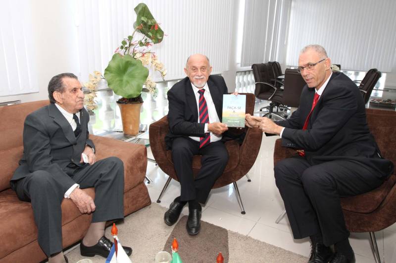 Segurança, tecnologia, educação e recursos hídricos foram alguns dos temas em pauta durante encontro entre o governador Simão Jatene e o embaixador de Israel no Brasil, Yossi Shelley, na tarde desta quarta-feira (13), no Palácio do Governo, em Belém. A reunião também contou presença do presidente do Centro Israelita do Pará, Marcos Soares e dos representantes da comunidade israelita, Ana Bentes Bloch e Elias Ramiro Bentes. Com a visita, o País do oriente médio busca estreitar as relações com o Estado e iniciar a construção de parcerias e cooperações em setores estratégicos como ciência, tecnologia e conhecimento. Entre os temas debatidos está a questão da segurança. Israel possui, por exemplo, uma grande expertise em tecnologias utilizadas na área. “Temos um grande conhecimento no que diz respeito à tecnologia para a segurança. Apresentamos algumas utilizadas em nosso País, como softwares de monitoramento, rastreamento, entre outros, que podem ser interessantes para o governo do Pará”, afirmou o embaixador Yossi Shelley. As possibilidades de contribuição também incluem intercâmbios e capacitação profissional na área.

FOTO: CRISTINO MARTINS / AG. PARÁ
DATA: 13.06.2018
BELÉM - PARÁ <div class='credito_fotos'>Foto: Cristino Martins/Ag. Pará   |   <a href='/midias/2018/originais/d6cf3096-2275-4b47-aed8-8f0caafcea86.jpg' download><i class='fa-solid fa-download'></i> Download</a></div>