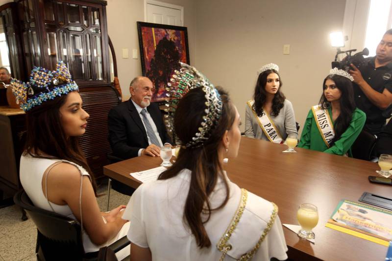 Há seis anos, o combate à hanseníase é a causa escolhida pela organização do Concurso Miss Mundo para ser trabalhada pelas eleitas no certame de beleza. A atual dona da coroa, a indiana Manushi Chhillar, e a atual Miss Brasil Mundo, Gabrielle Vilela, foram recebidas na manhã desta sexta-feira (20), em agenda institucional, pelo governador Simão Jatene e o secretário de Estado de Saúde Pública, Vitor Mateus. A comitiva está em Belém para a promoção de ações sociais de combate à doença. O encontro ocorreu no Palácio do Governo, na capital paraense. A programação do “Beleza com Propósito” no Brasil integra encontros com governantes e autoridades de outros Estados da Federação. Durante a semana, a comitiva foi recebida em São Paulo, no Palácio dos Bandeirantes, onde deu início à campanha do agasalho. Também foi a Brasília apoiar a Associação de Pais e Amigos dos Excepcionais do Distrito Federal (Apae-DF), sendo recebida pelo governador do Distrito Federal, Rodrigo Rollemberg.
FOTO: SIDNEY OLIVEIRA / AG. PARÁ
DATA: 20.04.2018
BELÉM - PARÁ <div class='credito_fotos'>Foto: Sidney Oliveira/Ag. Pará | <a href='/midias/2018/originais/d6cf85bc-ef51-45fd-bcf5-2615e7c62780.jpg' download><i class='fa-solid fa-download'></i> Download</a></div>