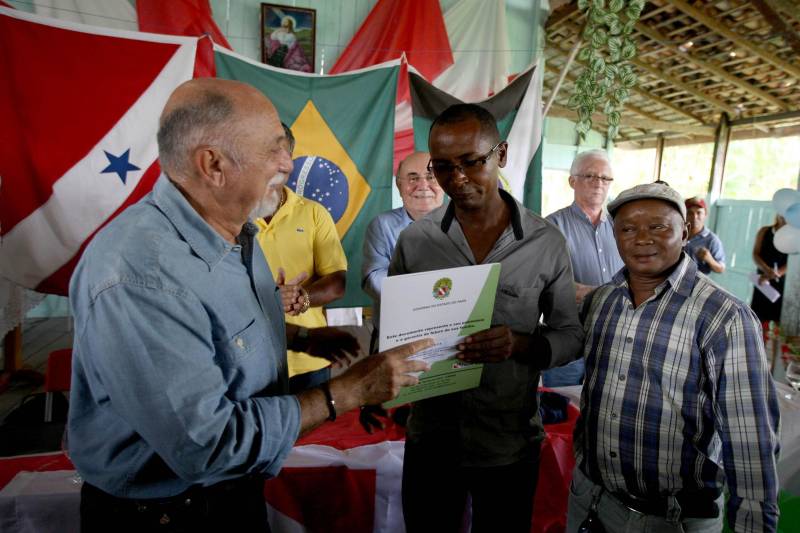 O governador Simão Jatene destacou o esforço do governo em realizar políticas públicas na área da habitação que contemple toda a diversidade de povos existentes no Estado. “O Pará foi um dos primeiros Estados a reconhecer a questão dos territórios quilombolas e titulá-los. Essa iniciativa pioneira teve como consequência que ainda hoje o Pará é o estado que mais regularizou áreas dos quilombolas, o que é um passo extremamente importante”, afirmou o governador.
FOTO: ANTONIO SILVA / ARQUIVO AG. PARÁ
DATA: 04.12.2015
MOJU - PARÁ <div class='credito_fotos'>Foto: Antônio Silva/Ag. Pará | <a href='/midias/2018/originais/d6cfdc8a-db36-4217-bf81-bdf80f4b30db.jpg' download><i class='fa-solid fa-download'></i> Download</a></div>