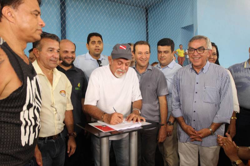 O governador Simão Jatene (foto), na manhã deste sábado (14), no município de Castanhal, nordeste do Pará, assinou oficialmente a lei que regulamenta o serviço de transporte alternativo intermunicipal de passageiros. A cerimônia ocorreu no ginásio Loyola Passarinho.

FOTO: CRISTINO MARTINS / AG. PARÁ
DATA: 14.04.2018
CASTANHAL - PARÁ <div class='credito_fotos'>Foto: Cristino Martins/Ag. Pará   |   <a href='/midias/2018/originais/d6d31ea4-2521-44b6-b3ec-195cd934c290.jpg' download><i class='fa-solid fa-download'></i> Download</a></div>