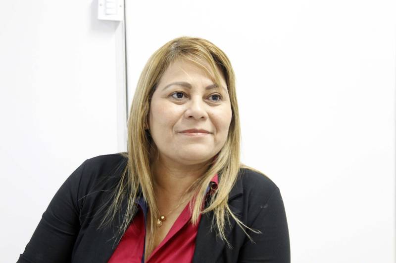 Uma marcenaria instalada no Centro de Recuperação do Coqueiro (CRC), em Belém, é mais uma das oportunidades de qualificação da mão de obra carcerária no Pará. O projeto, iniciado há 15 anos, já profissionalizou mais de 100 internos do regime fechado custodiados na unidade prisional pela Superintendência do Sistema Penitenciário do Estado (Susipe). Atualmente, 11 internos fazem parte do grupo que trabalha na confecção de móveis em madeira MDF. Pelo trabalho, os detentos recebem remuneração de 3/4 do salário mínimo, conforme determina a Lei de Execução Penal brasileira, além da remição de pena e a oportunidade de se profissionalizar para o mercado de trabalho. Na foto, a coordenadora de Assistência Social da Susipe, Régia Rodrigues.
FOTO: AKIRA ONUMA / ASCOM SUSIPE
DATA: 14.05.2018
BELÉM - PARÁ <div class='credito_fotos'>Foto: Akira Onuma / Ascom Susipe | <a href='/midias/2018/originais/d6d93a4c-ab95-4cda-ba11-a81cb29ed946.jpg' download><i class='fa-solid fa-download'></i> Download</a></div>