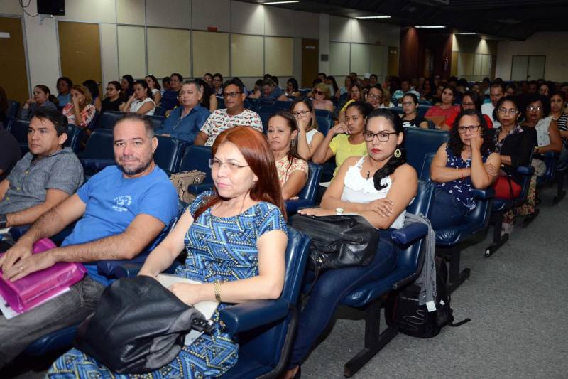A Secretaria de Estado de Educação (Seduc) promove nesta terça (13) e quarta-feira (14), no auditório do Centro de Convenções Ismael Nery, do Centur, em Belém, a I Jornada Pedagógica do projeto Mundiar, que combate a distorção idade/ série no Pará. Dirigido a professores, técnicos, diretores e gestores de Unidades Seduc na Escola (USEs) e Unidades Regionais de Educação (UREs), o evento marca o início dos trabalhos em 2018 e os cinco anos de existência do programa na rede pública estadual. Ao longo desse período, cerca de 56 mil alunos foram atendidos em todo o Estado. A secretária adjunta de Planejamento e Gestão da Seduc, Mariléa Sanches, ressaltou a importância do projeto Mundiar para a rede. Parceria com a Fundação Roberto Marinho, no escopo do Pacto pela Educação, o projeto nasceu em 2014, quando as primeiras turmas do ensino médio e do fundamental foram formadas. “O Mundiar é uma das prioridades da Secretaria de Educação, pois sabemos que embora tenha havido, nos últimos anos, uma grande redução na distorção idade/ série no Estado, os índices ainda são preocupantes”, ressaltou.
FOTO: ELISEU DIAS / ASCOM SEDUC
DATA: 13.03.2018
BELÉM - PARÁ <div class='credito_fotos'>Foto: Eliseu Dias / Ascom Seduc | <a href='/midias/2018/originais/d6dbd169-39c1-4899-9201-4fb9b88e348c.jpg' download><i class='fa-solid fa-download'></i> Download</a></div>