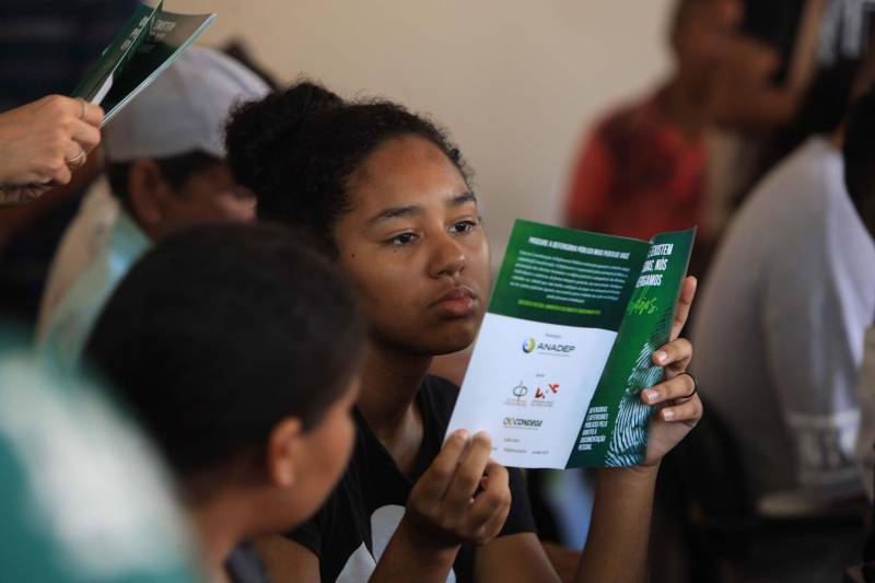 Com o mote “Defensoras e Defensores Públicos pelo direito à documentação pessoal: onde existem pessoas, nós enxergamos cidadãos", a Associação Nacional dos Defensores Públicos (Anadep) lançou, pela primeira vez, a Campanha Nacional na Região Norte. Este ano, a campanha tem por objetivo mostrar à sociedade que a Defensoria Pública pode ajudar o cidadão a obter e/ou retificar a documentação básica. O Mercado Francisco Bolonha, localizado no Complexo Mercado Ver-O-Peso, foi o local escolhido para sediar o evento, nesta sexta-feira (4). Na ocasião, houve um grande mutirão de atendimento ao público (foto), com orientação jurídica e esclarecimento de dúvidas para cerca de 800 cidadãos paraenses. A iniciativa teve o apoio da Defensoria Pública do Estado do Pará, da Associação dos Defensores Públicos do Pará (Adpep-PA) e do Colégio Nacional de Defensores Gerais (Condege).
FOTO: RODOLFO OLIVEIRA / AG. PARÁ
DATA: 04.05.2018
BELÉM - PARÁ <div class='credito_fotos'>Foto: Rodolfo Oliveira/Ag. Pará | <a href='/midias/2018/originais/d6e50de1-6f42-4817-8863-268c33be985a.jpg' download><i class='fa-solid fa-download'></i> Download</a></div>