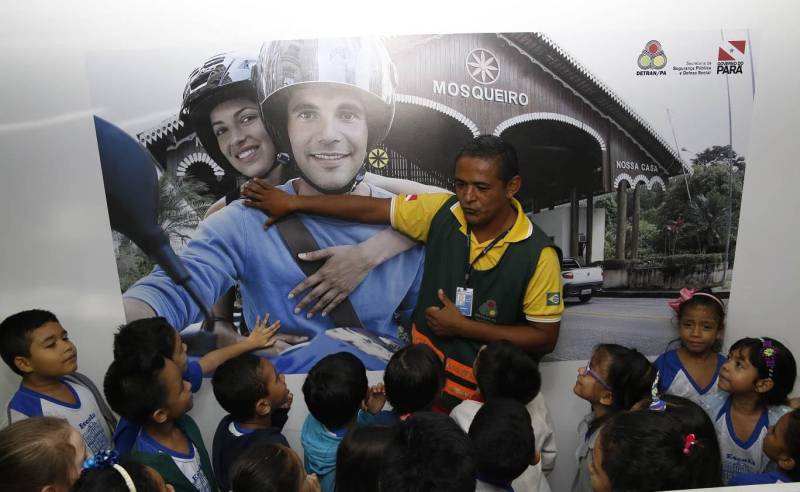 Crianças da Escola Municipal de Ensino Fundamental Barão do Rio Branco (foto), em Belém, participaram, na manhã desta terça-feira (8), das ações de mobilização da campanha Maio Amarelo. Uma equipe da Coordenadoria de Educação para o Trânsito, do Departamento de Trânsito do Estado (Detran), buscou conscientizar a garotada com relação aos altos índices de acidente no trânsito. Os alunos que tinham entre 6 e 7 anos participaram de mini palestras sobre comportamento seguro nas vias, o uso do cinto de segurança e equipamento de retenção (cadeirinha), travessia nas faixas, além de assistirem a vídeos educativos. A campanha nacional de combate à violência viária chega a sua 5ª edição com o tema “Nós Somos o Trânsito”, que busca, em 2018, sensibilizar a sociedade para as questões da mobilidade. De acordo com o Observatório Nacional de Segurança Viária, 90% dos acidentes têm como motivação as falhas humanas como imperícia, imprudência e desatenção.
FOTO: ASCOM / DETRAN
DATA: 08.05.2018
BELÉM - PARÁ <div class='credito_fotos'>Foto: ASCOM DETRAN | <a href='/midias/2018/originais/d6edd184-b049-4a48-a490-e8aea44e258e.jpg' download><i class='fa-solid fa-download'></i> Download</a></div>