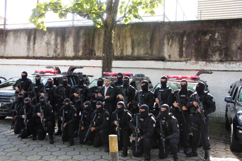 A Polícia Civil começou a renovar toda a frota de viaturas policiais utilizadas pela instituição no enfrentamento ao crime em todo Estado. Nesta quarta-feira (18), os primeiros veículos foram entregues à corporação policial. Cinco viaturas foram repassadas ao Grupo de Pronto-Emprego (GPE), grupamento tático especializado da Polícia Civil. A entrega foi presidida pelo delegado-geral Cláudio Galeno, na Delegacia-Geral, em Belém, e contou com as presenças dos policiais civis que integram o grupamento. O processo de renovação da frota vai ocorrer até o final deste semestre e vai atingir todas as Delegacias de Polícia em Belém, na região metropolitana e interior do Estado. Os veículos são carros de passeio e caminhonetes adequadas para atuação em operações policiais.
FOTO: ASCOM / POLÍCIA CIVIL
DATA: 18.04.2018
BELÉM - PARÁ <div class='credito_fotos'>Foto: Polícia Civil | <a href='/midias/2018/originais/d6ee2862-8f24-4e4f-be5c-63a273a4d98d.jpg' download><i class='fa-solid fa-download'></i> Download</a></div>