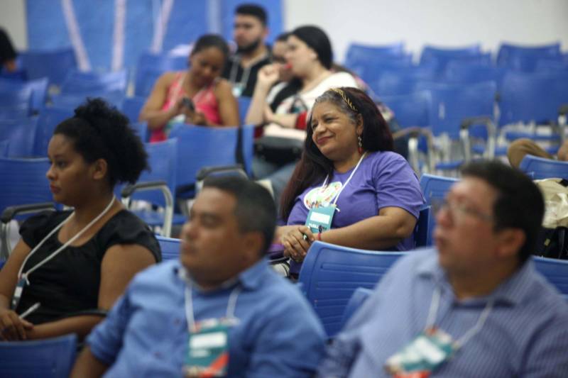 Comunicadores, estudantes, profissionais de diversas áreas e representantes movimentos de mulheres da região do Xingu tiveram a oportunidade de discutir sobre a cobertura da mídia nos casos de violência contra a mulher. O tema Mídia e Feminicídio, encerrou o primeiro dia do Publicom - Encontro de Comunicação do Pará, na noite desta quinta-feira, 12, na sede da Associação Comercial, Industrial e Agro Pastoril de Altamira (Aciapa), em Altamira.
FOTO: MARCELO LELIS / AG. PARÁ
DATA: 12.04.2018
ALTAMIRA - PARÁ <div class='credito_fotos'>Foto: Marcelo Lelis / Ag. Pará | <a href='/midias/2018/originais/d6efdf1a-653a-4203-8d59-781ac22b6b59.jpg' download><i class='fa-solid fa-download'></i> Download</a></div>