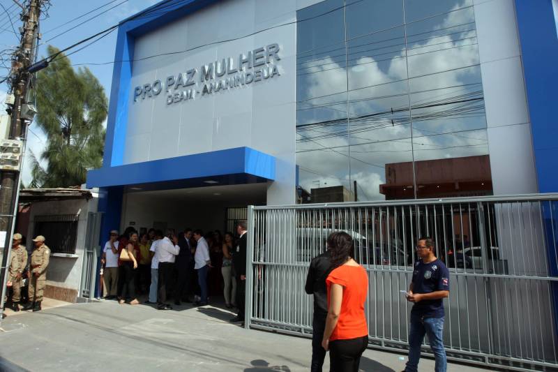 O Governo do Estado entregou nesta sexta-feira, 26, mais uma unidade Pro Paz Mulher (foto). O governador Simão Jatene fez a entrega do novo espaço, que fica em Ananindeua, na Região Metropolitana de Belém e visa ampliar o atendimento humanizado e integral às mulheres em situação de violência de gênero. “Não é apenas um espaço de atendimento às mulheres, mas é, antes de tudo, um espaço de construção da cultura da paz”, disse o governador durante a inauguração.
FOTO: SIDNEY OLIVEIRA / AG. PARÁ
DATA: 26.10.2018
ANANINDEUA - PARÁ <div class='credito_fotos'>Foto: Sidney Oliveira/Ag. Pará | <a href='/midias/2018/originais/d6f06c41-0f9d-4449-a99e-509066640510.jpg' download><i class='fa-solid fa-download'></i> Download</a></div>