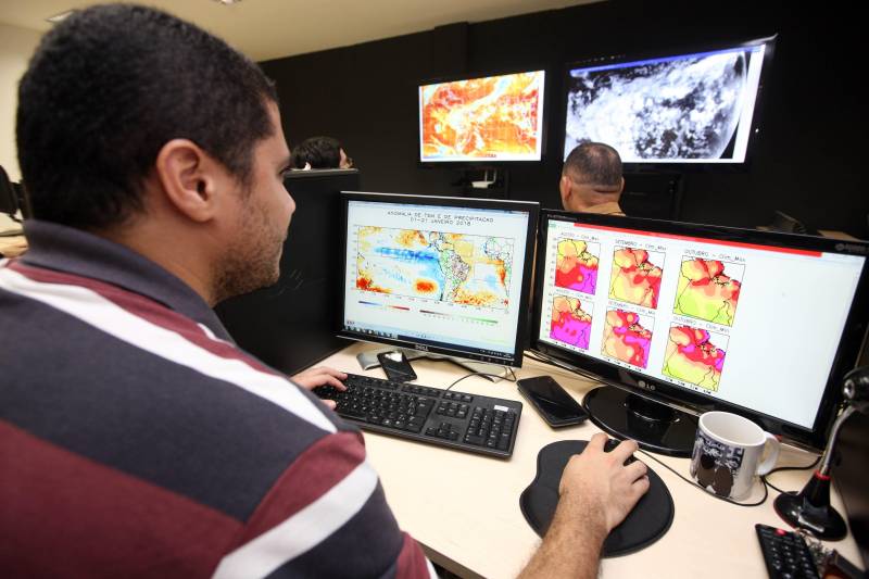 Além da sala de situação, o Centro Integrado de Monitoramento Ambiental (CIMAM), (foto) também auxilia no monitoramento do tempo e do clima no Pará, fornecendo informações para outros órgãos que atuam nessa força tarefa.
FOTO: SIDNEY OLIVEIRA / AG. PARÁ
DATA: 16.02.2018
BELÉM - PARÁ <div class='credito_fotos'>Foto: Sidney Oliveira/Ag. Pará | <a href='/midias/2018/originais/d6f5164e-5551-42b9-839a-6b3d31c51296.jpg' download><i class='fa-solid fa-download'></i> Download</a></div>