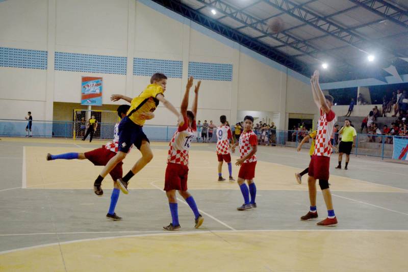A etapa regional dos Jogos Estudantis Paraenses (Jeps), realizada de 16 a 19 de maio, no município de Igarapé-Açu, no nordeste do Estado, selecionou os times que vão disputar a etapa estadual, em junho, em Belém. Depois dos quatro dias de disputas, Castanhal foi apontada como a delegação que levará para a próxima etapa o maior número de times.
FOTO: RAI PONTES / ASCOM SEDUC
DATA: 20.05.2018
IGARAPÉ-AÇU - PARÁ <div class='credito_fotos'>Foto: Rai Pontes/Ascom Seduc | <a href='/midias/2018/originais/d6f7ca0c-560c-4ad7-a39f-5319b8498e42.jpg' download><i class='fa-solid fa-download'></i> Download</a></div>