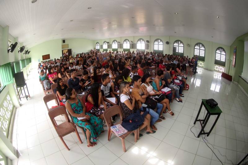 A estudante de escola pública Maria Silva, 16 anos sonha em cursar medicina na universidade e para isso abriu mão de tudo para se preparar para o Enem. Moradora do Bairro de Acarajó, ela soube do aulão do Pro Paz Enem nesta manha de sábado(7) em Bragança e decidiu ir aos estudos. “ Desde o início do ano estou me preparando e estudo de noite e de dia. Estou confiante. Quero aprender um pouco mais e levar conhecimento para me ajudar na preparação do Enem. Esta é uma boa oportunidade que está sendo oferecida para a gente”, comentou. Ela e mais cerca de 300 alunos participaram do aulão do Pro Paz Enem em Bragança nesse sábado(7). A aula marca o início de uma caravana de aulões pelo interior do estado, que deve passar por mais de 18 municípios. Além da capital e Bragança, Benevides, Castanhal, São Francisco, Ananindeua, Breves, Paragominas, Soure, Santarém, Marabá, Abaetetuba, Santa Izabel, Curuçá, Tucuruí, São Miguel do Guamá, Moju, Rondon do Pará, Parauapebas e Viseu vão receber aulões como esse ao longo do ano, complementando a formação dos estudantes.
FOTO: THIAGO GOMES / AG. PARÁ
DATA: 07.04.2018
BRAGANÇA - PARÁ <div class='credito_fotos'>Foto: Thiago Gomes /Ag. Pará | <a href='/midias/2018/originais/d6fd63b3-a380-4de1-a4d1-66b7dcaa3c1a.jpg' download><i class='fa-solid fa-download'></i> Download</a></div>
