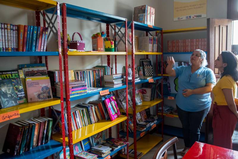 Crianças atendidas pela Casa de Apoio a Crianças com Câncer, Menino Jesus III ganharam, na manhã desta quinta-feira (29), um Espaço de Leitura do projeto Livro Solidário, coordenado pela Imprensa Oficial do Estado (IOE) e Núcleo de Articulação e Cidadania (NAC), do Governo do Estado. A Casa fica na Travessa Castelo Branco, no bairro de São Brás, em Belém. Na foto, o coordenadora do Livro Solidário, Carmen Palheta.

FOTO: FERNANDO SETTE CÂMARA / ASCOM IOE
DATA: 29.11.2018
BELÉM - PARÁ <div class='credito_fotos'>Foto: FERNANDO SETTE CÂMARA / ASCOM IOE   |   <a href='/midias/2018/originais/d6fda8de-2617-48b7-8398-28fc92abaa2e.jpg' download><i class='fa-solid fa-download'></i> Download</a></div>