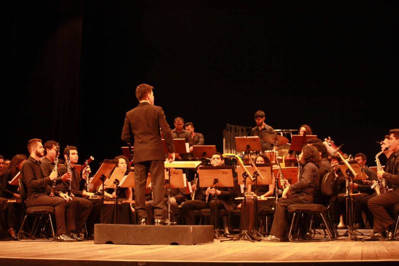 O concerto de abertura da temporada artística da Fundação e do Instituto Estadual Carlos Gomes teve um sabor especial para o regente Rodrigo Moraes (foto). Ele acabou de concluir o bacharelado em Regência de Bandas e fez sua estreia como regente com diploma de nível superior conduzindo a Banda Sinfônica da Fundação Carlos Gomes.
FOTO: ASCOM FCG
DATA: 27.03.2018
BELÉM - PARÁ <div class='credito_fotos'>Foto: ASCOM FCG | <a href='/midias/2018/originais/d706ff19-2816-4eca-9d50-4cf9f39de905.jpg' download><i class='fa-solid fa-download'></i> Download</a></div>