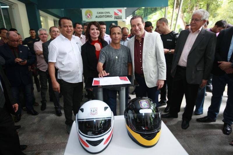 Polícia Militar, Guarda Municipal e Secretarias Municipais de Segurança Pública de 17 cidades do interior paraense receberam motos para ampliar o policiamento ostensivo e para atender ocorrências em suas sedes. Os veículos adquiridos pelo Governo do Estado são provenientes de emenda parlamentar de três deputados da Assembleia Legislativa do Pará (ALEPA), e entregues (foto) nesta segunda-feira (28) durante cerimônia na sede da Casa Civil, em Belém. Ao todo foram entregues 44 motos do modelo Honda XRE 300 CC, todas com kit sinalizador acústico e visual, rastreador, dois capacetes e queixeiras. Prefeitos, secretários de segurança, representantes das polícias, guardas municipais e deputados estiveram presentes na solenidade e ressaltaram a importância de ampliar a frota de veículos para dar apoio a segurança dos municípios.
FOTO: MÁCIO FERREIRA / AG. PARÁ
DATA: 28.05.2018
BELÉM - PARÁ <div class='credito_fotos'>Foto: MÁCIO FERREIRA/ AG. PARÁ | <a href='/midias/2018/originais/d708ba59-b779-4315-bd9a-040b91554c99.jpg' download><i class='fa-solid fa-download'></i> Download</a></div>