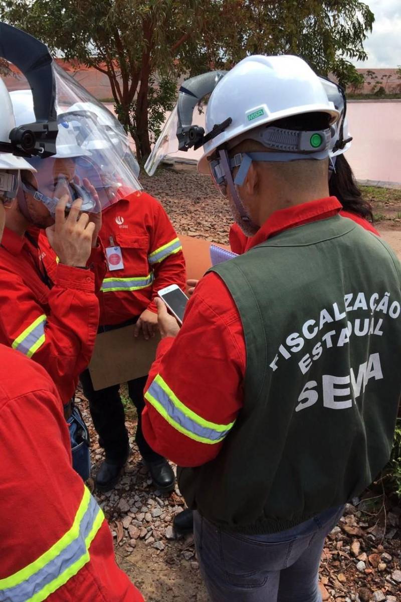 Iniciou neste sábado, 24, o prazo que o Governo do Estado deu para que a mineradora Hydro Alunorte adote procedimentos e mecanismos seguros ambientalmente, a fim de que as bacias de resíduos da empresa baixem os níveis em pelo menos um metro – o que é definido tecnicamente como padrão de segurança com comprovação permanente da redução e manutenção dos níveis. Uma equipe de fiscalização da Secretaria de Estado de Meio Ambiente e Sustentabilidade (Semas) está no município para fazer o monitoramento dos níveis das bacias do sistema de tratamento dos rejeitos da Bauxita. "Vamos montar equipes para, de duas em duas horas, avaliar o nível das bacias. Em caso de chuva o monitoramento será feito de uma em uma hora", explicou Rejiane Santos, geóloga da Diretoria de Licenciamento Ambiental da Semas.
FOTO: LIDIANE SOUZA / SECOM
DATA: 24.02.2018
BARCARENA - PARÁ <div class='credito_fotos'>Foto: LIDIANE SOUZA / SECOM | <a href='/midias/2018/originais/d70c49e2-44d5-4d55-ac92-25f6fb27740c.jpg' download><i class='fa-solid fa-download'></i> Download</a></div>