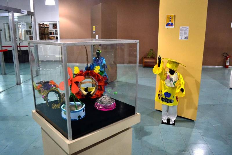 Além de usufruir dos serviços oferecidos, quem frequentar o terceiro andar da Biblioteca Pública Arthur Vianna, da Fundação Cultural do Pará (FCP), até o dia 23 de fevereiro, poderá conferir no hall uma exposição de indumentárias que a Escola de Samba Crias do Curro Velho usou no desfile de carnaval deste ano. No total são 11 indumentárias (foto) entre fantasias das alas e adereços, usadas pelas crianças e adolescentes durante o desfile no último dia 3. Todos terão a oportunidade conhecer o árduo trabalho desenvolvido nas Oficinas Curro Velho no início do ano por funcionários e voluntários.
FOTO: ASCOM / FCP
DATA: 15.02.2018
BELÉM - PARÁ <div class='credito_fotos'>Foto: ASCOM FCP | <a href='/midias/2018/originais/d70e28fd-c9c9-4d85-a4bf-864af0280e79.jpg' download><i class='fa-solid fa-download'></i> Download</a></div>