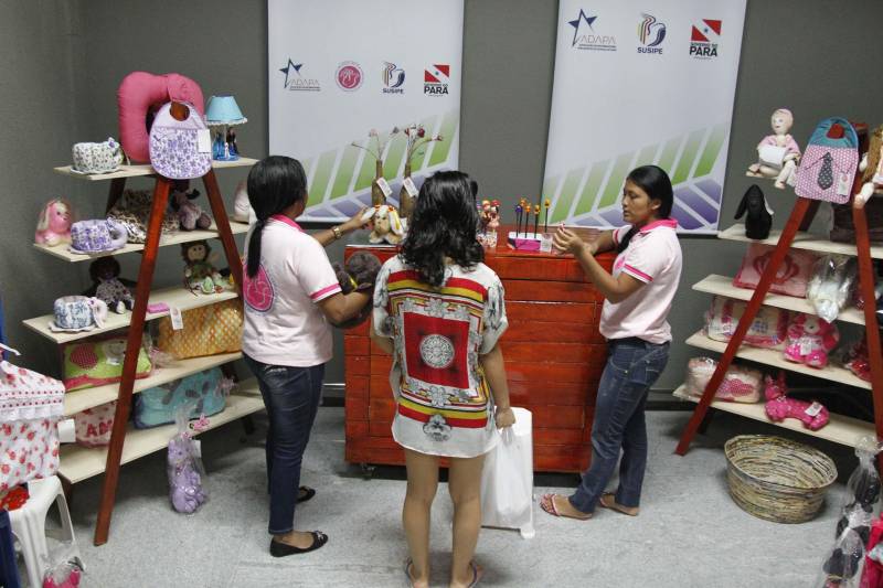 As detentas do Centro de Recuperação Feminino (CRF), em Ananindeua, e que fazem parte da Cooperativa Social de Trabalho Arte Feminina Empreendedora (Coostafe) - primeira formada exclusivamente por mulheres presas no Brasil -, ganharam nova oportunidade para vender os produtos produzidos e expandir o negócio, que começou dentro da unidade prisional há cerca de quatro anos. Uma parceria entre a Superintendência do Sistema Penitenciário do Estado (Susipe) e a Associação dos Distribuidores Atacadistas do Estado do Pará (Adapa), viabilizou espaço dentro de um shopping center de Ananindeua, para venda dos trabalhos produzidos na cooperativa com o Amigos do Meio Ambiente (AMA), projeto de sustentabilidade socioambiental. Duas detentas vão diariamente ao local fazer a venda dos produtos, acompanhadas de uma agente penitenciária da Susipe. Lá, estão expostos todo o artesanato feito por elas, inclusive com material reciclável, transformando o lixo em artigos de luxo.
FOTO: AKIRA ONUMA / ASCOM SUSIPE
DATA: 23.04.2018
BELÉM - PARÁ <div class='credito_fotos'>Foto: Akira Onuma / Ascom Susipe | <a href='/midias/2018/originais/d71090aa-93c7-4a22-ac32-546ff74bf333.jpg' download><i class='fa-solid fa-download'></i> Download</a></div>