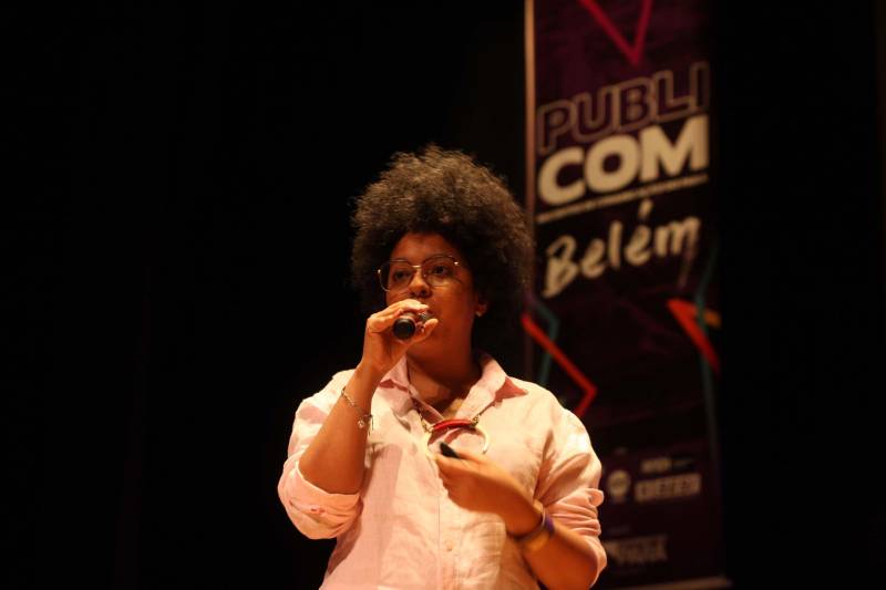 A desconstrução de estereótipos de raça na comunicação e a construção de marcas no Instagram foram os temas das duas palestras desta tarde de terça-feira (12) no “Publicom Belém 2018. O público formado por assessores de comunicação do Governo, profissionais de comunicação, professores e estudantes da área prestigiaram o segundo e último dia do evento que acontece no Teatro do Sesi, em Belém. A palestra “Desconstruindo estereótipos de raça na comunicação”, foi ministrada pelas comunicólogas Helaine Martins (blusa preta) e Joana Mendes (blusa branca), da Idánimo Consultoria, agência especializada em comunicação com e sobre os públicos negro, feminino e LGBT.

FOTO: RODOLFO OLIVEIRA / AG. PARÁ
DATA: 12.06.2018
BELÉM - PARÁ <div class='credito_fotos'>Foto: Rodolfo Oliveira/Ag. Pará   |   <a href='/midias/2018/originais/d71a5f88-f4ce-419c-a455-e2ab9e17ab43.jpg' download><i class='fa-solid fa-download'></i> Download</a></div>