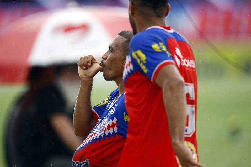 O Bragantino conquistou o terceiro lugar do Campeonato Paraense 2018 na tarde este sábado, 7. O Tubarão do Caeté recebeu o São Raimundo no Estádio Diogão e levou pelo placar de 1 x 0.
FOTO: THIAGO GOMES / AG. PARÁ
DATA: 07.04.2018
BRAGANÇA - PARÁ <div class='credito_fotos'>Foto: Thiago Gomes /Ag. Pará | <a href='/midias/2018/originais/d723f0a4-73e1-453a-9c2d-631f12fbd54a.jpg' download><i class='fa-solid fa-download'></i> Download</a></div>