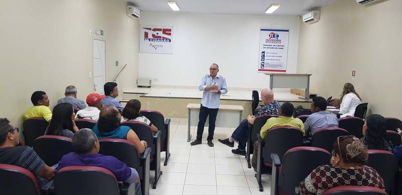 Após a instalação dos Fóruns Municipais de Socioeconomia, os consultores do Programa de Desenvolvimento das Nações Unidas (Pnud/ONU) Oscar Marmolejo e Vanessa Gonçalves, e os coordenadores do Centro Regional de Governo do Sudeste do Pará, Márcio Holanda, Benjamin Tasca e Caetano Reis, se reuniram com representantes de entidades da sociedade civil de Marabá, nesta segunda-feira, 5, no auditório do Tribunal de Contas do Estado, na Nova Marabá. O encontro (foto) definiu as primeiras câmaras temáticas de discussão de políticas públicas prioritárias, dentro do previsto no regimento dos fóruns feitos a partir da Lei Nº 8.602, de 11 de janeiro de 2018, que institui a Política Estadual de Socioeconomia, baseada num conjunto de instrumentos que tem como finalidade estabelecer estratégias e fomentar o desenvolvimento socioeconômico do Estado, por intermédio de programas e projetos que atendam as peculiaridades regionais.
FOTO: KÉLIA SANTOS / ASCOM CRGSP
DATA: 05.11.2018
MARABÁ - PARÁ <div class='credito_fotos'>Foto: KÉLIA SANTOS / ASCOM CRGSP | <a href='/midias/2018/originais/d725ea36-e078-4f61-9e02-5ac058c9c1b6.jpg' download><i class='fa-solid fa-download'></i> Download</a></div>