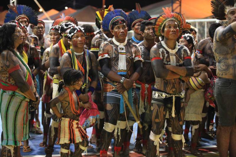 O dia começou cedo para os participantes da Semana dos Povos Indígenas, que ocorre em São Félix do Xingu, no sudeste do Pará. A vasta programação se estendeu durante toda a segunda-feira (16), com os serviços ofertados pelo Estado, os jogos e abertura oficial, à noite. Nesta segunda-feira também começaram as competições. Além do atletismo, com a corrida de 100 metros rasos para homens e mulheres, houve partidas de futsal feminino e de cabo de guerra masculino e feminino. Espalhados por diversos espaços da cidade, os jogos são uma atração muito esperada, tanto pelos índios quanto pelo público que prestigia as disputas.
FOTO: RODOLFO OLIVEIRA / AG. PARÁ
DATA: 16.04.2018
SÃO FÉLIX DO XINGU - PARÁ <div class='credito_fotos'>Foto: Rodolfo Oliveira/Ag. Pará | <a href='/midias/2018/originais/d72cf843-b1f1-4de7-904a-5a9e0edb259c.jpg' download><i class='fa-solid fa-download'></i> Download</a></div>