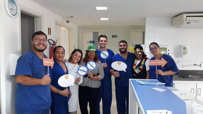 O uso de acessórios ou adereços no ambiente hospitalar pode comprometer a saúde do paciente, caso estejam contaminados com bactérias ou vírus. Também pode ser prejudicial a quem está utilizando ou a outras pessoas que entrem em contato com objetos pessoais contaminados. Para sensibilizar os funcionários das áreas assistenciais e administrativas, o Hospital Jean Bitar (HJB, na foto), em Belém, lançou a campanha “Adorno Zero: Adorno Legal é Fora do Hospital”, visando alertar sobre os riscos do uso de acessórios pessoais no ambiente hospitalar, já que prevenir infecção é uma das grandes metas da instituição.

FOTO: ASCOM / HJB
DATA: 03.12.2018
BELÉM - PARÁ <div class='credito_fotos'>Foto: ASCOM HJB   |   <a href='/midias/2018/originais/d733d024-3f27-4eaf-b1ca-ee0ef72a5475.jpg' download><i class='fa-solid fa-download'></i> Download</a></div>