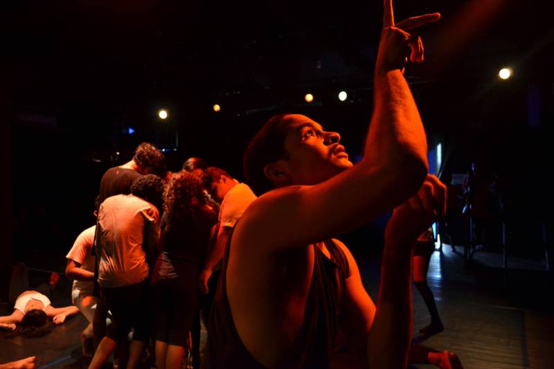 Questões sociais são a base do espetáculo de dança intitulado “MUdanças”, criado pelos alunos da oficina de Danças Urbanas, uma das atividades oferecidas pelo Núcleo Curro Velho, da Fundação Cultural do Pará (FCP). A apresentação será nesta quarta-feira (28), às 18h30, no hall de entrada do teatro do Curro Velho. A entrada é franca.

FOTO: ASCOM FCP
DATA: 27.11.2018
BELÉM - PARÁ <div class='credito_fotos'>Foto: ASCOM FCP   |   <a href='/midias/2018/originais/d7341dd8-233b-413b-943d-6e46235bffff.jpg' download><i class='fa-solid fa-download'></i> Download</a></div>