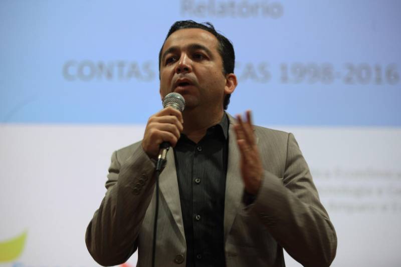 Um extenso relatório sobre as contas públicas do Pará, e das demais unidades da Federação, abrangendo o período de 1998 a 2016, foi lançado na manhã desta quinta-feira (1ª) durante o Café com Planejamento, ação mensal de formação continuada, realizada pela Secretaria de Estado de Planejamento (Seplan) para servidores públicos, mas também aberta a demais interessados. O estudo, que contém dados e informações sobre as contas públicas, visa atender à constante demanda dirigida à Diretoria de Estatística da Fundação Amazônia de Amparo a Estudos e Pesquisas (Fapespa), por diferentes grupos sociais. Na foto, o secretário regional de Governo do Oeste do Pará, Olavo das Neves.
FOTO: RODOLFO OLIVEIRA / AG. PARÁ
DATA: 01.03.2018
BELÉM - PARÁ <div class='credito_fotos'>Foto: Rodolfo Oliveira/Ag. Pará | <a href='/midias/2018/originais/d734aad0-af1a-46d0-8013-aa11503ebf7f.jpg' download><i class='fa-solid fa-download'></i> Download</a></div>