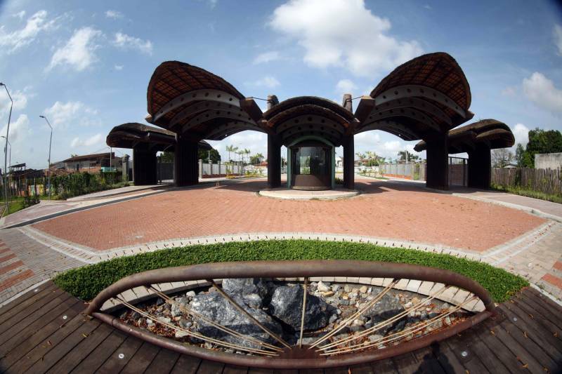 Outra importante contribuição que a obra trará para a região metropolitana é a preservação ambiental, pois a via funcionará como uma barreira física e sanitária para a Área de Preservação Ambiental (APA) Belém. O Parque do Utinga (PEUt), com 1.393,0088 hectares, é a maior área de conservação com proteção integral na Grande Belém aberta à visitação e o único parque natural do Brasil localizado em perímetro urbano.
FOTO: SIDNEY OLIVEIRA / AG. PARÁ
DATA: 08.01.2018
BELÉM - PARÁ <div class='credito_fotos'>Foto: Sidney Oliveira/Ag. Pará | <a href='/midias/2018/originais/d73d0e2b-11fa-434c-abc4-d081f1bbda25.jpg' download><i class='fa-solid fa-download'></i> Download</a></div>