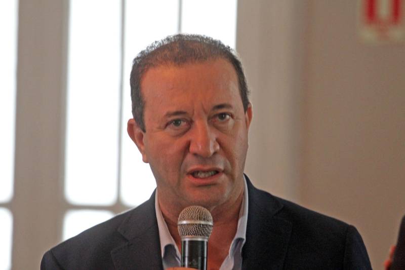 Um dos municípios mais importantes da região nordeste do Pará, Irituia vai ganhar um hospital à altura dessa importância. Um convênio assinado nesta quinta-feira, 05, nesta quinta-feira, 05, e o governo do estado e a Prefeitura Municipal vai garantir a reforma e ampliação do Hospital Municipal de Irituia, referência para várias cidades da região. Articulado pelo Programa Municípios Sustentáveis, o convênio foi assinado no Palácio dos Despachos pelo governador Simão Jatene e a prefeita de Irituia, Carmelina Costa. O presidente da Assembleia Legislativa do Estado, deputado Márcio Miranda (foto) e o secretário estadual de Saúde, Victor Mateus, participaram da cerimônia. Ao lado deles, médicos, vereadores, lideranças comunitárias e usuários do hospital de Irituia lotaram um dos auditórios do palácio.
FOTO: CRISTINO MARTINS / AG. PARÁ
DATA: 05.04.2018
BELÉM - PARÁ <div class='credito_fotos'>Foto: Cristino Martins/Ag. Pará | <a href='/midias/2018/originais/d73e117d-24ab-4c71-8360-2d26f9d7aa3b.jpg' download><i class='fa-solid fa-download'></i> Download</a></div>