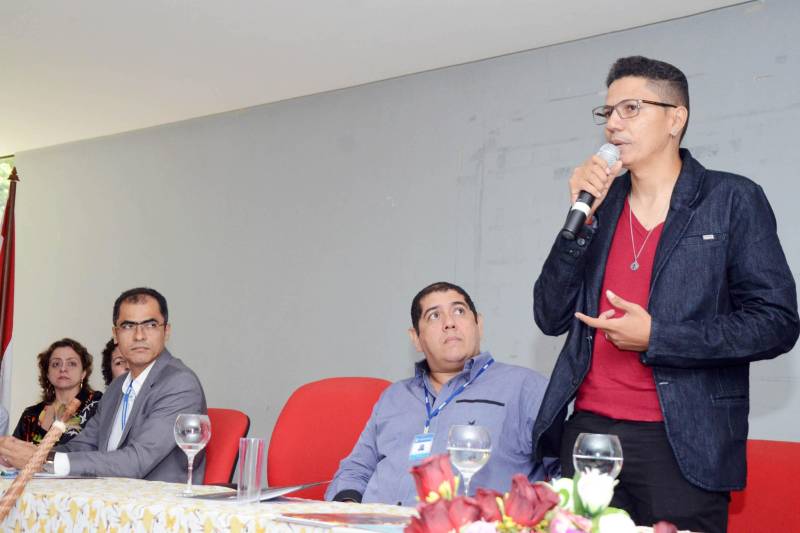 A elaboração de um currículo de Ensino Religioso para as escolas estaduais e municipais do Estado, em sintonia com a Base Nacional Comum Curricular (BNCC), começou a ser discutida nesta quinta-feira (15), em Belém, por educadores de instituições federais, estaduais e municipais de ensino, e por estudantes do Pará, Amazonas, Amapá, Acre, São Paulo e Minas Gerais, durante o IV Encontro de Professores de Ensino Religioso do Pará, na Universidade Federal do Pará (UFPA).Ao final do evento, nesta sexta-feira (16), a proposta de currículo será encaminhada à Secretaria de Estado de Educação (Seduc) objetivando inclusão ao projeto de currículo estadual do Ensino Fundamental, conforme cronograma de implantação da BNCC, ao final de 2019. Na foto, o professor Devison Amorim, da UFPA.
FOTO: ELISEU DIAS / ASCOM SEDUC
DATA: 16.02.2018
BELÉM - PARÁ <div class='credito_fotos'>Foto: Eliseu Dias / Ascom Seduc | <a href='/midias/2018/originais/d7442cfb-e5da-41a6-898a-09f64356fe7a.jpg' download><i class='fa-solid fa-download'></i> Download</a></div>
