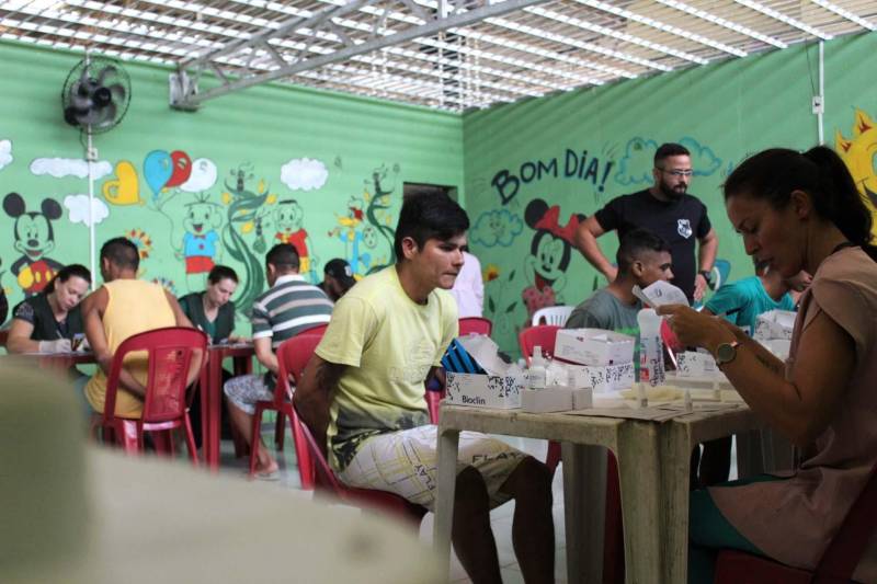 O Departamento Penitenciário Nacional (Depen), órgão vinculado ao Ministério da Justiça e Segurança Pública, realizou um mutirão do projeto Identidade Cidadã, nos dias 19 e 20 de dezembro, no Presídio Estadual Metropolitano (PEM) III. A ação teve como objetivo emitir a segunda via de certidões de nascimento ou de casamento para pessoas privadas de liberdade. O projeto é uma parceria do Depen com a Associação de Notários e Registradores do Brasil (Anoreg) e a Superintendência do Sistema Penitenciário do Pará (Susipe). A partir de um levantamento feito pelos assistentes sociais do PEM III, foi constatada a necessidade de emitir a segunda via da certidão de nascimento para 154 internos.

FOTO: VELOSO JÚNIOR / ASCOM SUSIPE
DATA: 20.12.2018
SANTA IZABEL - PARÁ <div class='credito_fotos'>Foto: Veloso Junior / Ascom Susipe   |   <a href='/midias/2018/originais/d7466c2e-6145-422f-97b3-6ca9d7904be4.jpg' download><i class='fa-solid fa-download'></i> Download</a></div>