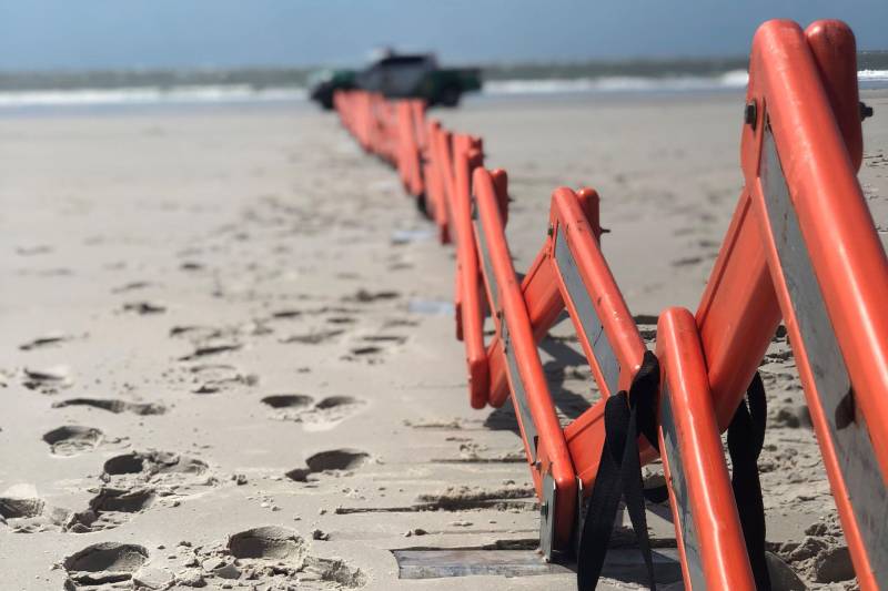 A praia do Atalaia, em Salinópolis, conta com várias ações de segurança durante o mês de julho, através da Operação Verão 2018. Neste sábado, 30, a Secretaria de Estado de Segurança Pública e Defesa Social (Segup) instalou, oficialmente, a Zona de Exclusão de Veículos Automotores (foto), na área da praia, localizada após o Atalho da Sofia. Sob a responsabilidade do Departamento de Trânsito do Estado (Detran), a fiscalização da Zona de Exclusão visa evitar a circulação de veículos, principalmente em horários de maré cheia, já que o risco de incidentes existe. “A Zona de Exclusão de Tráfego de Veículos já está em funcionamento e com o apoio dos agentes do Detran, para evitar a circulação de carros e garantir mais segurança para veranistas”, explica o secretário adjunto de Gestão Operacional, cel André Cunha. Viabilizada com o uso de barreiras pantográficas, a Zona de Exclusão é uma das inovações do sistema de segurança do Estado para a Operação Verão 2018, que tem entre seus objetivos minimizar riscos de acidentes na zona praiana.
FOTO: YÁSKARA CAVALCANTE / ASCOM SEGUP
DATA: 30.06.2018
ATALAIA - PARÁ <div class='credito_fotos'>Foto: YÁSKARA CAVALCANTE / ASCOM SEGUP | <a href='/midias/2018/originais/d749c4d3-c58d-44d7-9da5-ad0ecb4220e9.jpg' download><i class='fa-solid fa-download'></i> Download</a></div>