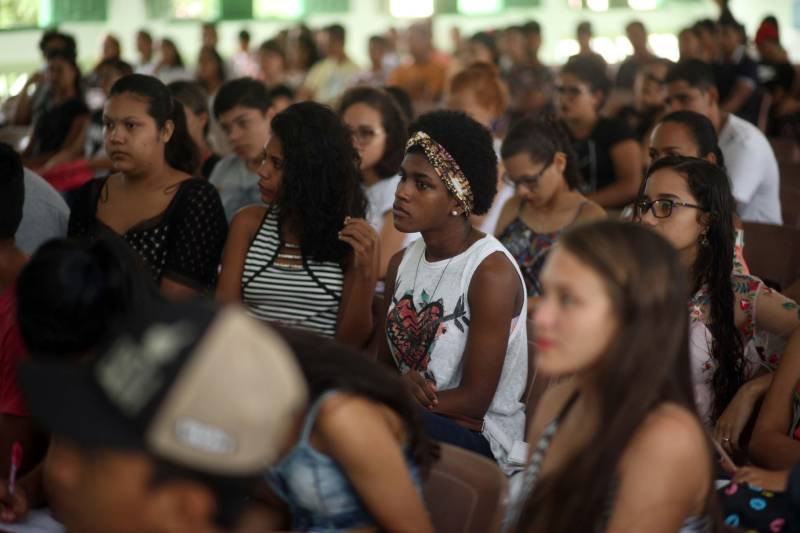 A estudante de escola pública Maria Silva, 16 anos sonha em cursar medicina na universidade e para isso abriu mão de tudo para se preparar para o Enem. Moradora do Bairro de Acarajó, ela soube do aulão do Pro Paz Enem nesta manha de sábado(7) em Bragança e decidiu ir aos estudos. “ Desde o início do ano estou me preparando e estudo de noite e de dia. Estou confiante. Quero aprender um pouco mais e levar conhecimento para me ajudar na preparação do Enem. Esta é uma boa oportunidade que está sendo oferecida para a gente”, comentou. Ela e mais cerca de 300 alunos participaram do aulão do Pro Paz Enem em Bragança nesse sábado(7). A aula marca o início de uma caravana de aulões pelo interior do estado, que deve passar por mais de 18 municípios. Além da capital e Bragança, Benevides, Castanhal, São Francisco, Ananindeua, Breves, Paragominas, Soure, Santarém, Marabá, Abaetetuba, Santa Izabel, Curuçá, Tucuruí, São Miguel do Guamá, Moju, Rondon do Pará, Parauapebas e Viseu vão receber aulões como esse ao longo do ano, complementando a formação dos estudantes.
FOTO: THIAGO GOMES / AG. PARÁ
DATA: 07.04.2018
BRAGANÇA - PARÁ <div class='credito_fotos'>Foto: Thiago Gomes /Ag. Pará | <a href='/midias/2018/originais/d75c2681-b3cd-4bab-8e6d-3adc107aa559.jpg' download><i class='fa-solid fa-download'></i> Download</a></div>