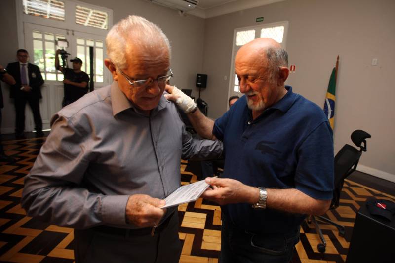 Quase R$ 2 milhões em equipamentos para o combate a malária no Pará foram distribuídos, nesta quarta-feira (7), em cerimônia no Palácio do Governo, em Belém. No total 38 microscópios, 21 motocicletas e 9 caminhonetes foram entregues, pelo governador Simão Jatene, a representantes de 11 municípios beneficiados, de diferentes regiões do Pará. Na ocasião, o governo também homenageou servidores estaduais que atuam há mais de 30 anos no combate a endemias e dedicaram anos de profissionalismo, compromisso e responsabilidade com o trabalho na Vigilância em Saúde Pública do Estado do Pará.
FOTO: ANTÔNIO SILVA / AG. PARÁ
DATA: 07.03.2018
BELÉM - PARÁ
<div class='credito_fotos'>Foto: Antônio Silva/Ag. Pará | <a href='/midias/2018/originais/d767db85-a81f-446a-bbbc-fb92259c1f96.jpg' download><i class='fa-solid fa-download'></i> Download</a></div>