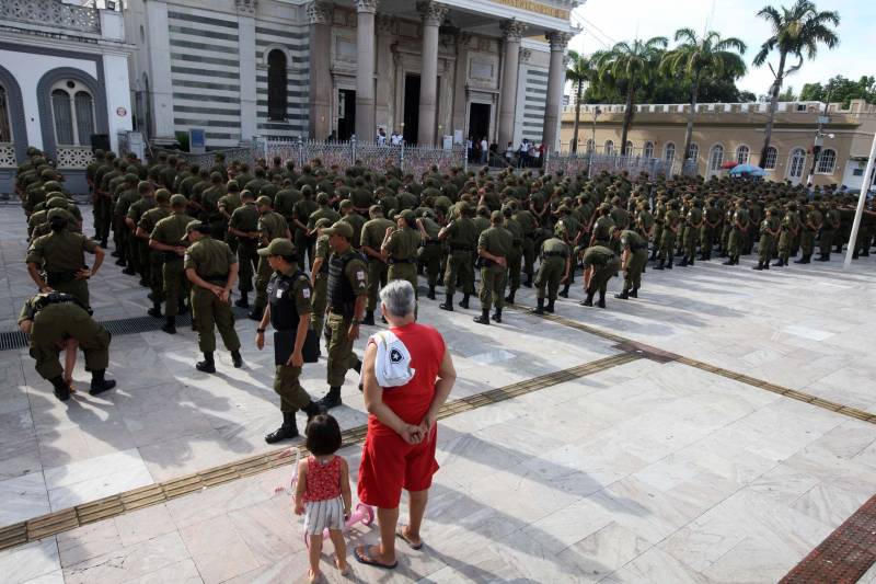 Cerca de 2 mil alunos do curso de formação de praças da Polícia Militar cumprem neste sábado (12) uma etapa importante da preparação: eles saem pela primeira vez às ruas, no estágio supervisionado, para vivenciar situações reais da carreira e, ao mesmo tempo, reforçar o policiamento ostensivo. Em Belém, cerca de 500 homens e mulheres se concentraram na Praça Santuário, em frente à Basílica de Nazaré, e saíram, em seguida, para diversos pontos da capital. A ação faz parte do pacote de medidas de combate à criminalidade e reforço da segurança pública anunciado pelo Governo do Estado.
FOTO: SIDNEY OLIVEIRA / AG. PARÁ
DATA: 12.05.2018
BELÉM - PARÁ <div class='credito_fotos'>Foto: Sidney Oliveira/Ag. Pará | <a href='/midias/2018/originais/d76d6414-3b8a-42f2-b0bf-ee6fc6dbc54d.jpg' download><i class='fa-solid fa-download'></i> Download</a></div>