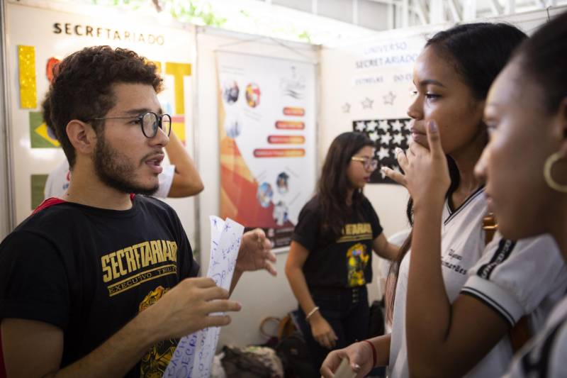 Durante toda esta quinta-feira, 10, a Feira Vocacional da Universidade do Estado do Pará (Uepa) recebeu a visita de estudantes do ensino médio de escolas públicas e particulares da Região Metropolitana de Belém. Cada graduação da Uepa tinha um estande no hall de exposição do Centro Cultural Tancredo Neves (Centur), tudo para que os estudantes pudessem conhecer mais sobre os cursos, a atuação dos profissionais formados e o desenho curricular das disciplinas.
FOTO: NAILANA THIELY / ASCOM UEPA
DATA: 10.05.2018
BELÉM - PARÁ <div class='credito_fotos'>Foto: Nailana Thiely / Ascom Uepa | <a href='/midias/2018/originais/d7704004-8053-4e72-bcbc-72bffbbed559.jpg' download><i class='fa-solid fa-download'></i> Download</a></div>
