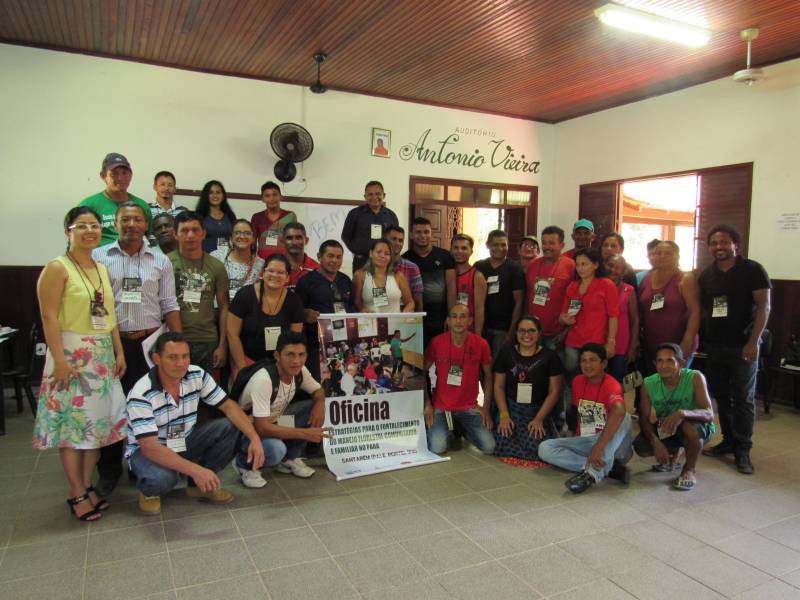 O Instituto de Desenvolvimento Florestal e da Biodiversidade (Ideflor-bio), em parceria com o Instituto Internacional de Educação do Brasil (IEB) convidam a população paraense a participarem das reuniões de Consulta Pública Regional (foto) para a validação do texto do Decreto Governamental de criação da Política Estadual de Manejo Florestal Comunitário e Familiar do Pará (PMFCF). As Reuniões acontecerão entre os dias 19 e 29 de junho nas cidades de Santarém, Breves e Belém. Nos dias 19 e 20, a reunião acontece em Santarém, na Estação Cidadania; já entre 22 e 23, o auditório da Associação dos Trabalhadores Rurais de Breves recebe o evento. Belém é o último destino, nos dias 28 e 29 de junho, no auditório do Ideflor-bio. Todas as reuniões acontecem entre 8h e 17h. Conjuntamente às reuniões de Consulta Pública, o Ideflor-bio e o IEB, realizarão também três reuniões com representantes de organizações federativas e de base comunitárias, para o Planejamento das Atividades de Consulta Prévia, Livre e Informada aos povos e comunidades tradicionais que serão beneficiados pela política. As reuniões acontecerão sempre no segundo dia de evento, nos três municípios, e também são abertas à participação pública.
FOTO: ASCOM / IDEFLOR-BIO
DATA: 15.06.2018
BELÉM - PARÁ <div class='credito_fotos'>Foto: Ascom Ideflor-Bio | <a href='/midias/2018/originais/d77a1fe8-c624-492c-a02b-95c22162a210.jpg' download><i class='fa-solid fa-download'></i> Download</a></div>