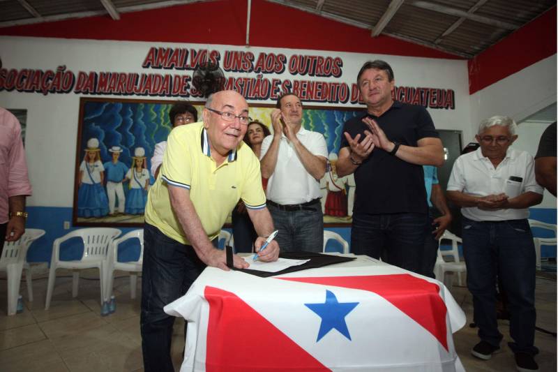 Em Tracuateua, o evento ocorreu no Salão da Marujada. O prefeito Tamariz Cavalcante comentou o trabalho da prefeitura realizado na área de saúde, e que os 4 km de asfaltamento irão contribuir com outra reivindicação dos moradores do município. Na foto, o senador Flexa Ribeiro.
FOTO: SIDNEY OLIVEIRA / AG. PARÁ
DATA: 14.06.2018
TRACUATEUA - PARÁ <div class='credito_fotos'>Foto: Sidney Oliveira/Ag. Pará | <a href='/midias/2018/originais/d783cdbd-d3d4-489b-b398-67420cf875d0.jpg' download><i class='fa-solid fa-download'></i> Download</a></div>