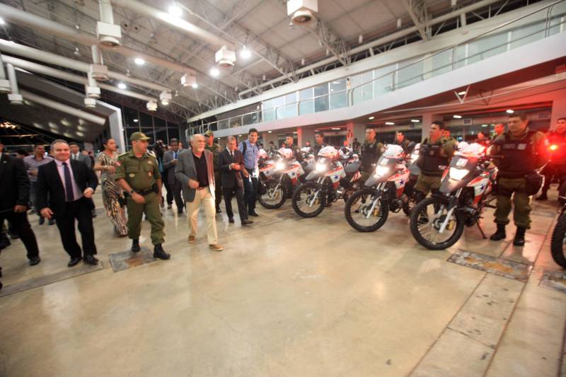 O Governo do Pará segue firme na política de prevenção e redução da criminalidade em todo o estado, com investimentos e o reforço de novos agentes que atuarão na segurança pública. Na tarde desta quinta-feira (22), os 474 aprovados em concurso público tomaram posse e receberam os equipamentos de trabalho. A cerimônia ocorreu no Hangar Convenções e Feiras da Amazônia, em Belém, e contou com a presença do governador Simão Jatene, entre outras autoridades.

FOTO: RODOLFO OLIVEIRA / AG. PARÁ
DATA: 22.03.2018
BELÉM - PARÁ <div class='credito_fotos'>Foto: Rodolfo Oliveira/Ag. Pará   |   <a href='/midias/2018/originais/d7858f4d-3193-4159-a435-983c1f0ab178.jpg' download><i class='fa-solid fa-download'></i> Download</a></div>