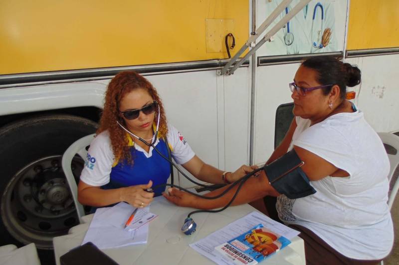 Começou neste domingo (11), no bairro de Águas Negras, em Icoaraci, a busca ativa de mulheres que nunca fizeram ou estão há mais de três anos sem fazer o exame preventivo do câncer de colo do útero, o Papanicolau ou PPCU. Trata-se do Plano Piloto de Rastreamento do Câncer de Colo do Útero, uma das ações que integram a Campanha Março Lilás, destinada a chamar a atenção das paraenses sobre a importância de fazer periodicamente o exame para detecção precoce desse tipo de câncer. A Campanha Março Lilás é promovida pela Secretaria de Estado de Saúde Pública (Sespa) por meio do Núcleo de Apoio à Gestão na Atenção à Mulher no Controle do Câncer de Colo de Útero e Mama (Nagam), com o apoio do Comitê Estadual de Controle do Câncer do Colo do Útero e Mama, Regionais de Saúde e municípios paraenses. Na foto, Helena Costa.
FOTO: ASCOM / SESPA
DATA: 11.03.2018
BELÉM - PARÁ <div class='credito_fotos'>Foto: Roberta Vilanova / SESPA | <a href='/midias/2018/originais/d78b9fdb-8f1b-43ec-80a6-9a8984dd0781.jpg' download><i class='fa-solid fa-download'></i> Download</a></div>