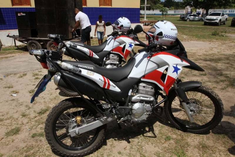 As ruas do bairro Ponto Certo, no município de São Domingos do Capim, no nordeste paraense, ganharão maior mobilidade e segurança. O chão de terra vermelha dará lugar à pavimentação, por meio do programa Asfalto na Cidade, trazendo mais qualidade de vida aos seus moradores e fluidez no trânsito. A ordem de serviço que garante o início das obras foi entregue neste sábado (30), durante evento realizado no salão paroquial da comunidade do Perpétuo Socorro. A cerimônia contou com a participação de representantes do governo do Estado, parlamentares, comunidade e autoridades locais. Ao todo serão asfaltados quatro quilômetros de vias, totalizando um investimento de mais de R$ 2,1 milhões. O município é um dos 142 que já aderiram ao programa Municípios Sustentáveis, da Secretaria Extraordinária de Estado de Municípios Sustentáveis (Semsu). A iniciativa atua no fortalecimento das gestões municipais como uma das ferramentas para o desenvolvimento do Estado. A pavimentação de vias urbanas é fruto das articulações e agenda compartilhada entre o Estado e as prefeituras municipais, dentro do PMS.
FOTO: CRISTINO MARTINS / AG. PARÁ
DATA: 30.06.2018
SÃO DOMINGOS DO CAPIM - PARÁ <div class='credito_fotos'>Foto: Cristino Martins/Ag. Pará | <a href='/midias/2018/originais/d78ff87f-33e2-4d9e-8404-b512ea4aa726.jpg' download><i class='fa-solid fa-download'></i> Download</a></div>