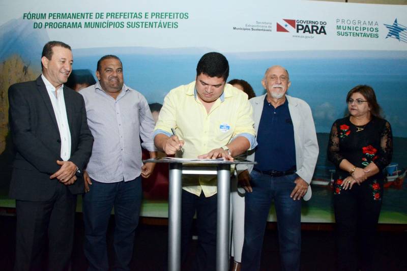 Durante o encerramento da terceira reunião do Fórum Permanente de Prefeitos e Prefeitas dos Municípios Sustentáveis, no Hangar Centro de Convenções, foram assinados convênios com prefeituras do interior para execução de obras de construção, ampliação e reforma de escolas em diversos municípios. Foram oficializadas também as Ordens de Serviços de 15 obras de reforma e ampliação de escolas em Belém e outros municípios do interior, financiadas pelo Banco Interamericano de Desenvolvimento (BID). No conjunto, essas obras representam investimento de mais de 50 milhões de reais.´As obras vão beneficiar, ao todo, mais de 21 mil estudantes. Para a secretária de Educação, Ana Claudia Serruya Hage, a estrutura física das escolas é um dos fatores que mais repercute na motivação e desempenho dos alunos. “Hoje, o Governo do Estado faz essas parcerias para melhorar a estrutura das escolas e, com isso, resgata o sentido do Pacto pela Educação, que preconiza que todos devemos nos responsabilizar pela Educação”, destacou. Na foto, Paulo Henrique, prefeito de Salinópolis.
FOTO: ELISEU DIAS / ASCOM SEDUC
DATA: 08.02.2018
BELÉM - PARÁ <div class='credito_fotos'>Foto: Eliseu Dias / Ascom Seduc | <a href='/midias/2018/originais/d791b66b-ecf3-4e63-a67b-130facaa5126.jpg' download><i class='fa-solid fa-download'></i> Download</a></div>