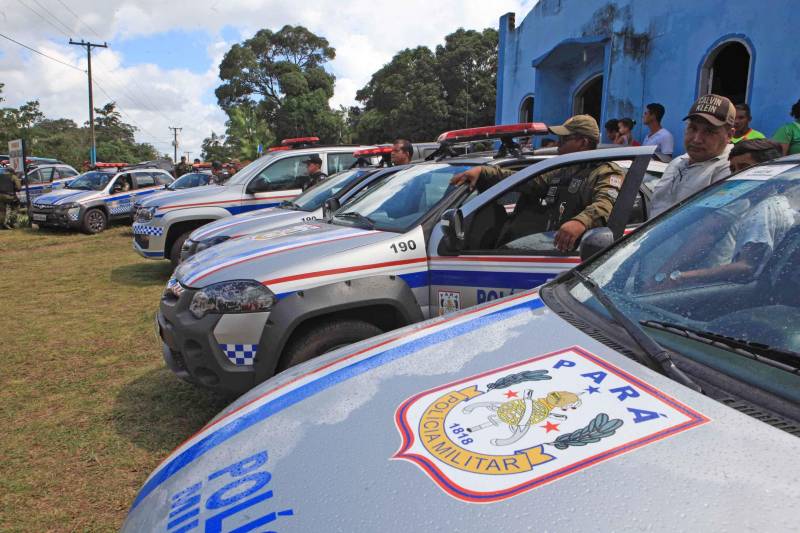 A agenda de fortalecimento das gestões municipais por meio da integração entre governo do Estado e prefeituras teve novo capítulo nesta segunda-feira (4) em Bragança, no nordeste do Pará, com a celebração de convênios que viabilizam obras e serviços nas áreas de infraestrutura e educação. A secretária extraordinária de Municípios Sustentáveis, Izabela Jatene, cumpriu agenda no município, pela manhã, ao lado de deputados federais e estaduais e autoridades locais. Na ocasião, ela entregou 16 novas viaturas para a Polícia Militar (foto), para reforçar o trabalho de segurança pública na região. A cerimônia de assinatura dos convênios ocorreu no salão paroquial da comunidade Imaculada Conceição, às margens da Rodovia PA-112. “O governo do Estado está aqui hoje para cumprir mais uma agenda que tem como objetivo garantir autonomia às gestões municipais por meio da pactuação com o Estado. Vale lembrar que isso só é possível porque o Pará tem contas equilibradas que permitem que os investimentos não parem e porque Bragança está com a situação fiscal em dia. E, claro, porque vocês pagaram seus impostos”, frisou Izabel Jatene.

FOTO: RODOLFO OLIVEIRA / AG. PARÁ
DATA: 04.06.2018
BELÉM - PARÁ <div class='credito_fotos'>Foto: Rodolfo Oliveira/Ag. Pará   |   <a href='/midias/2018/originais/d793299d-e81b-431a-b4fc-b54c57909537.jpg' download><i class='fa-solid fa-download'></i> Download</a></div>