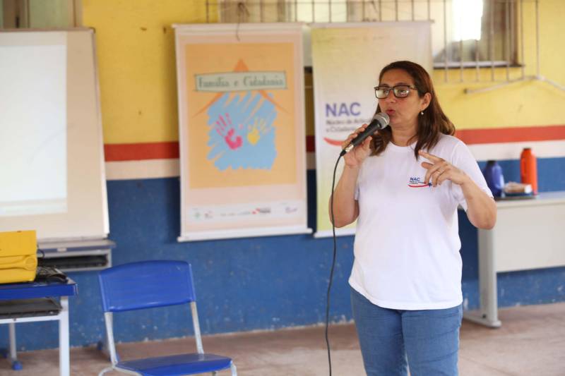 Na manhã desta quarta-feira (21), a ilha de Cotijuba recebeu a primeira edição do Projeto Família e Cidadania de 2018. O evento está sendo realizado na Escola Estadual de Ensino Fundamental e Médio Professora Marta da Conceição até a próxima sexta-feira (23). Durante a manhã mais de 40 pessoas estiveram presentes na abertura do evento, mas a expectativa é que esse número aumente, já que o projeto continua nos próximos dias, sempre com início às 8h. Na foto, Marina Bendelack, coordenadora do Família e Cidadania.
FOTO: SIDNEY OLIVEIRA / AG. PARÁ
DATA: 21.02.2018
COTIJUBA - PARÁ <div class='credito_fotos'>Foto: Sidney Oliveira/Ag. Pará | <a href='/midias/2018/originais/d7940fdc-c626-47d2-9e72-2f778074df9f.jpg' download><i class='fa-solid fa-download'></i> Download</a></div>