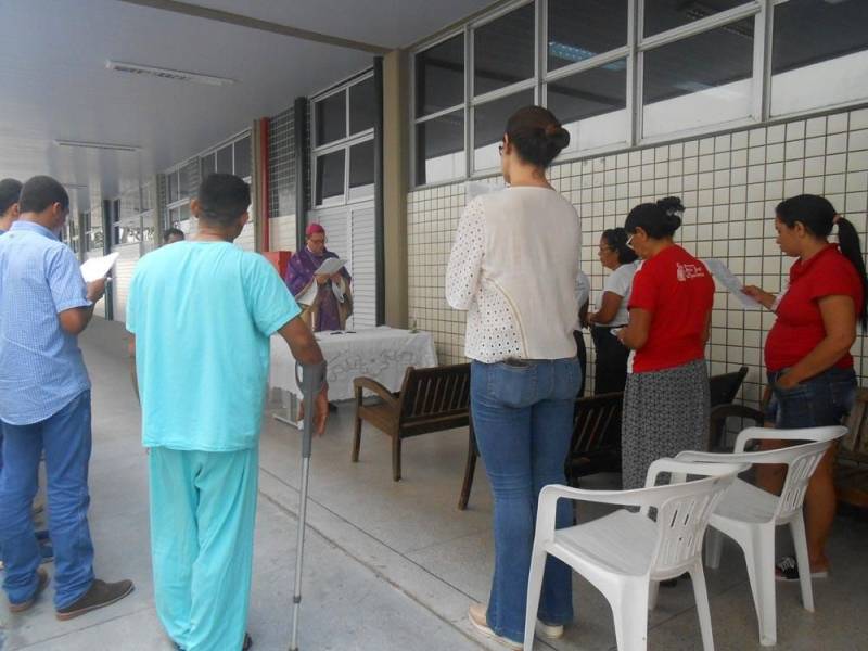 Para celebrar o Natal dos pacientes internados na Unidade, o Hospital Regional do Sudeste do Pará - Dr. Geraldo Veloso (HRSP), em Marabá (PA), preparou uma programação especial com o apoio de integrantes do Programa de Voluntariado da Pró-Saúde Associação Beneficente de Assistência Social e Hospitalar. A agenda oficial foi aberta na quinta-feira, 20/12, com a celebração de uma missa (foto) pelo Bispo da Diocese de Marabá, Dom Vital Corbellini. Nesta sexta-feira, 21/12,  haverá a apresentarão da cantata "Haja paz na Terra" e, no sábado, 22/12, os voluntários do grupo "Médicos da Alegria" distribuirão presentes para as crianças internadas no Hospital.

FOTO: ASCOM / HRSP
DATA: 21.12.2018
MARABÁ - PARÁ <div class='credito_fotos'>Foto: ASCOM HRSP   |   <a href='/midias/2018/originais/d795088c-6104-45f2-a644-84289733f622.jpg' download><i class='fa-solid fa-download'></i> Download</a></div>